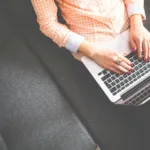 Ilustrasi menulis profil perusahaan di layar laptop untuk ditampilkan di website